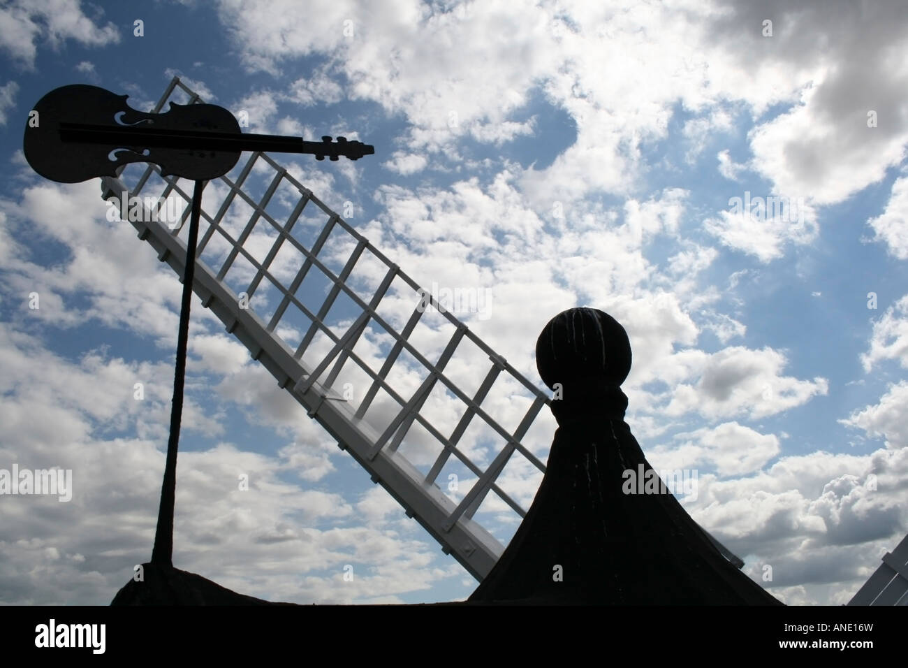 Moulin de Wheatley, girouette thème violon montrant Oxford Banque D'Images