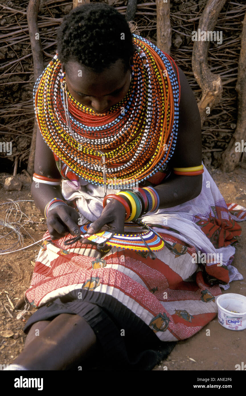 Samburu femme mariée faire un collier Banque D'Images