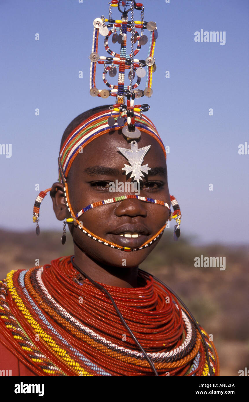 Les jeunes mariés Samburu femme portant une coiffe traditionnelle spectaculaire faite de perles près de la réserve nationale de Samburu, Kenya Afrique Banque D'Images