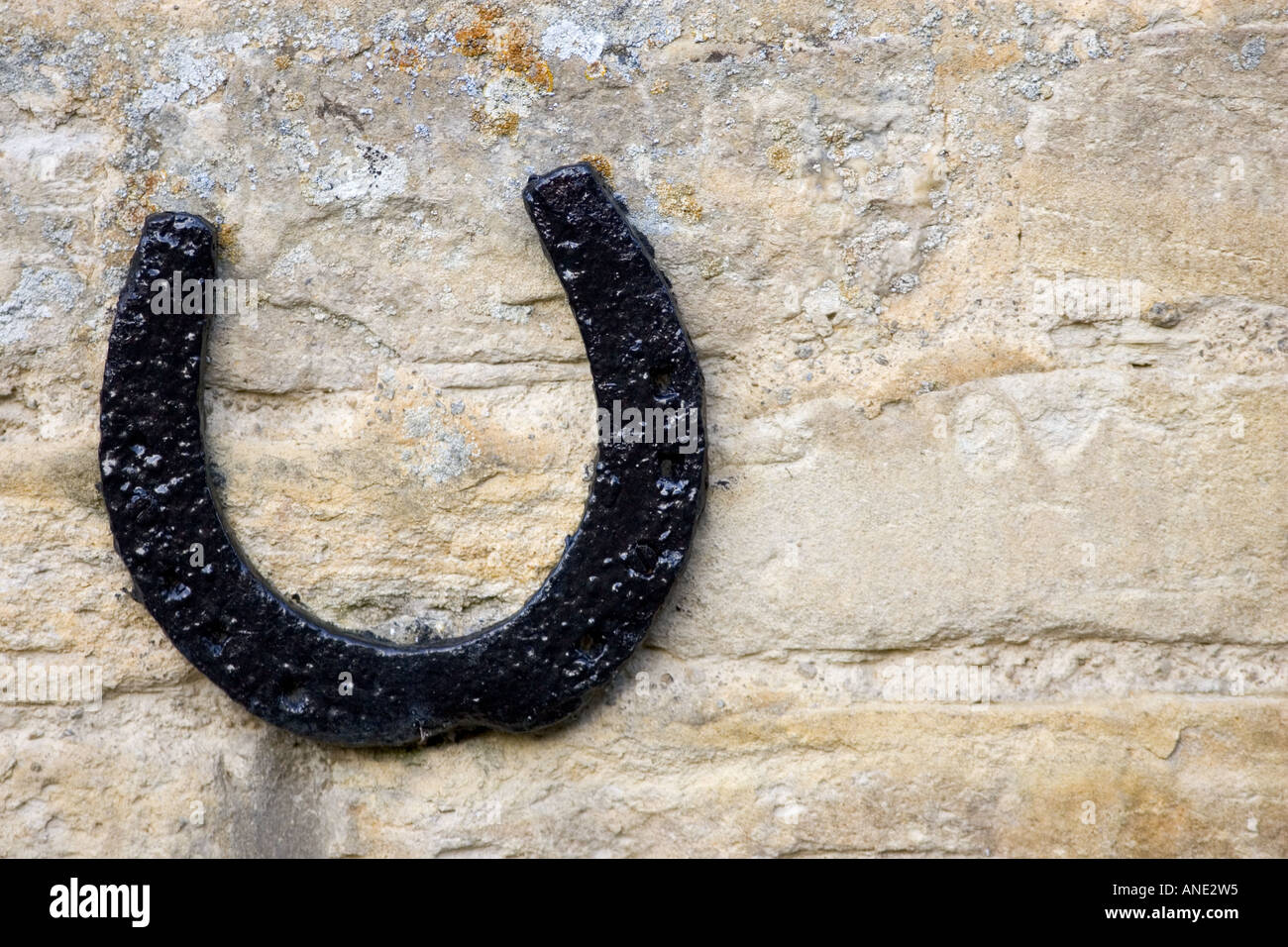 Fer à cheval sur un mur en pierre de Cotswold farmhouse Oxfordshire Royaume-Uni Banque D'Images