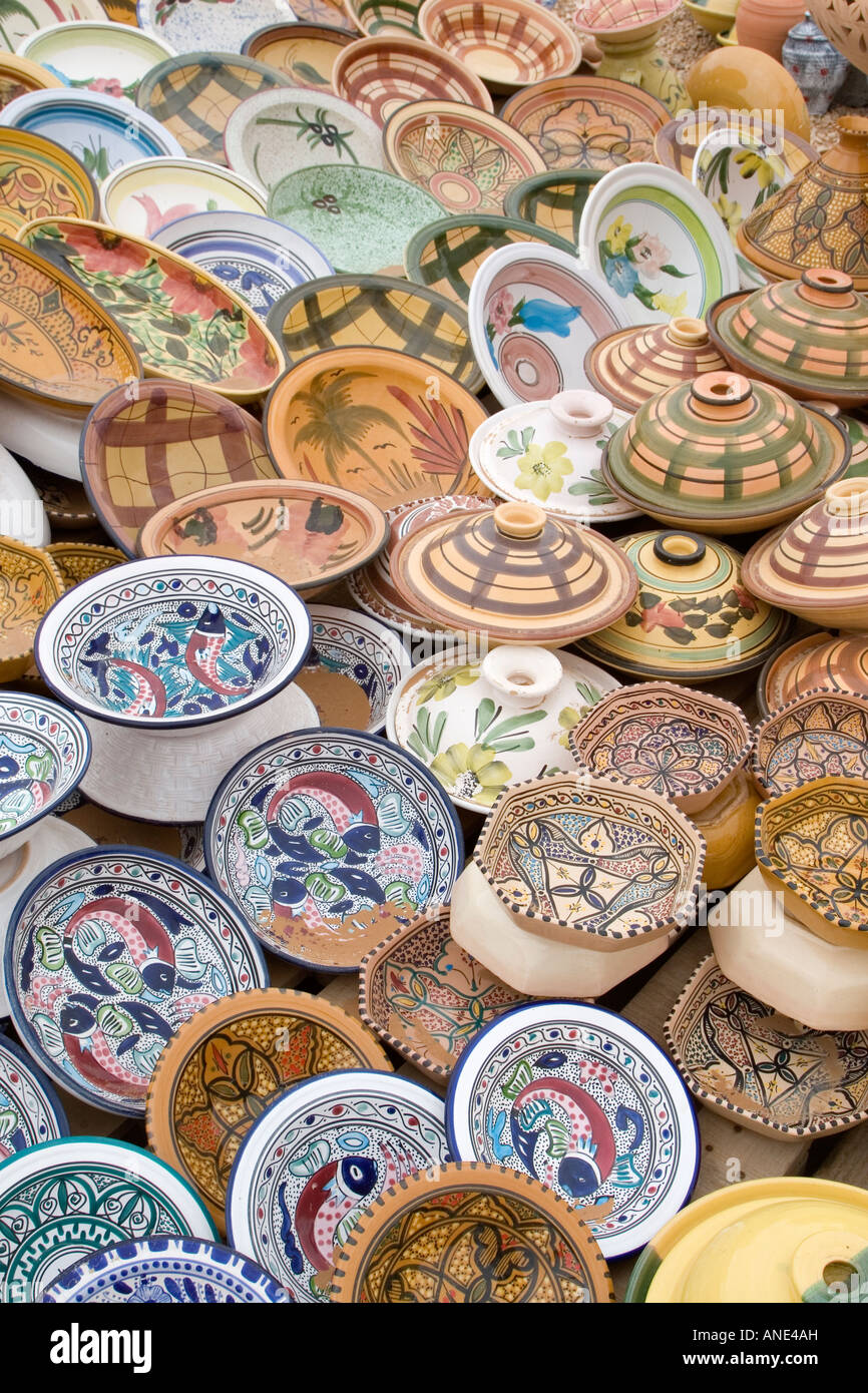 Gharyan, Djebel Nefusa, la Libye. Marché de poterie céramique bols plats Banque D'Images