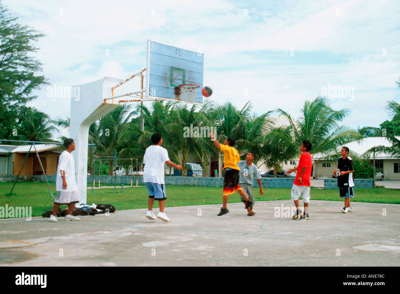 Les enfants jouent au basket-ball en face du Collège des Îles Marshall Majuro Îles Marshall N Pacifique Banque D'Images