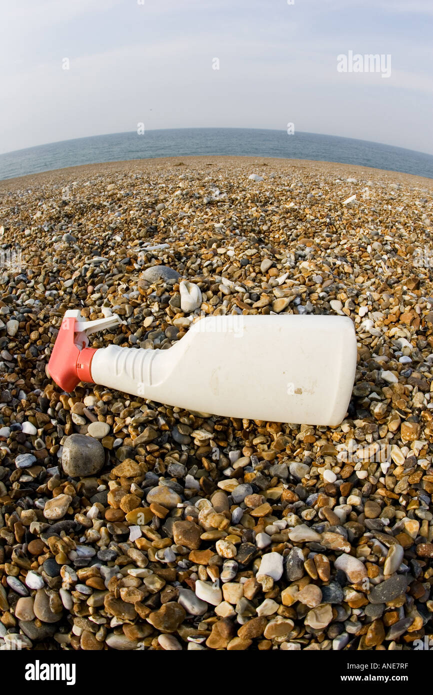 Vaporisateur en plastique jetés sur le CLAJ Beach Norfolk Royaume Uni Banque D'Images