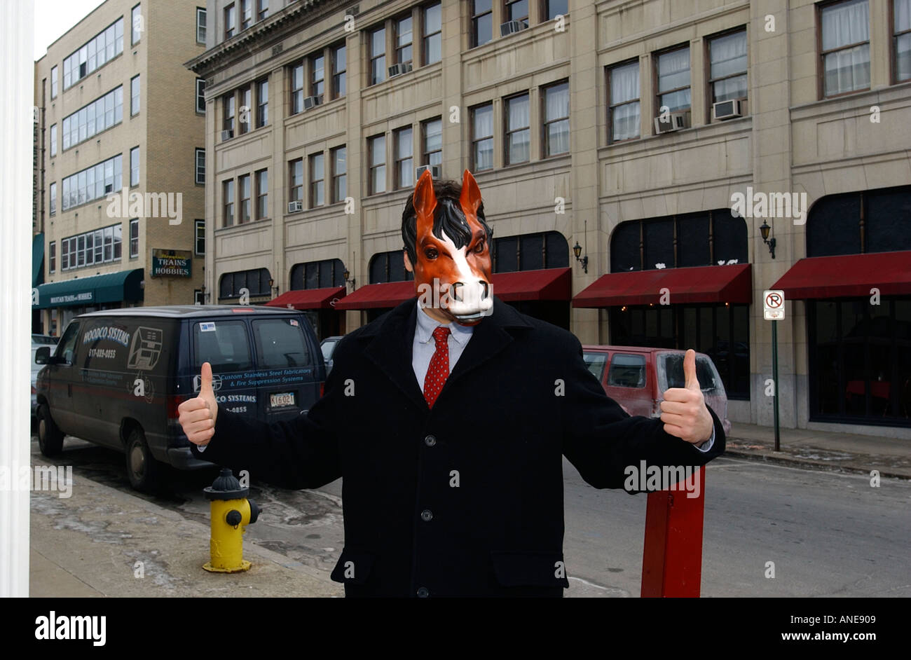 Man posing in street portant un masque d'âne au cours Nouveau Hampsire USA primaire Banque D'Images