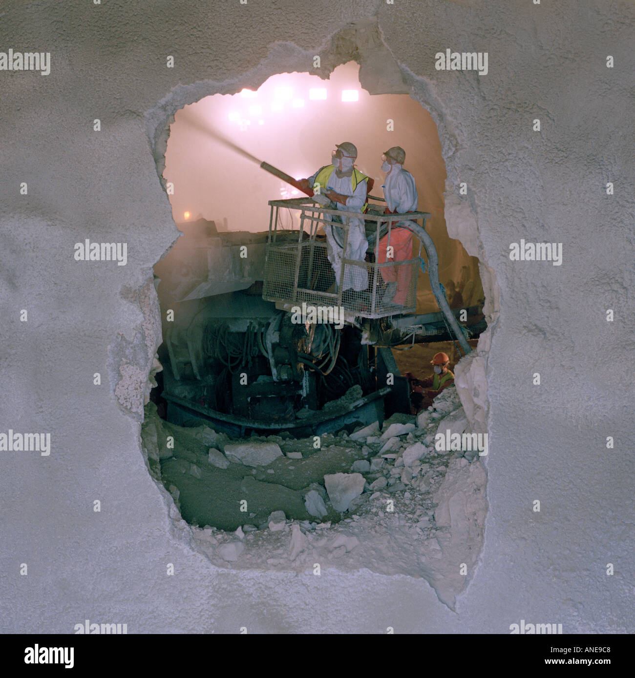 L'étanchéité avec workface pulvérisé à séchage rapide permet de béton (béton projeté) suite open air percée dans le tunnel routier d'excavation Banque D'Images