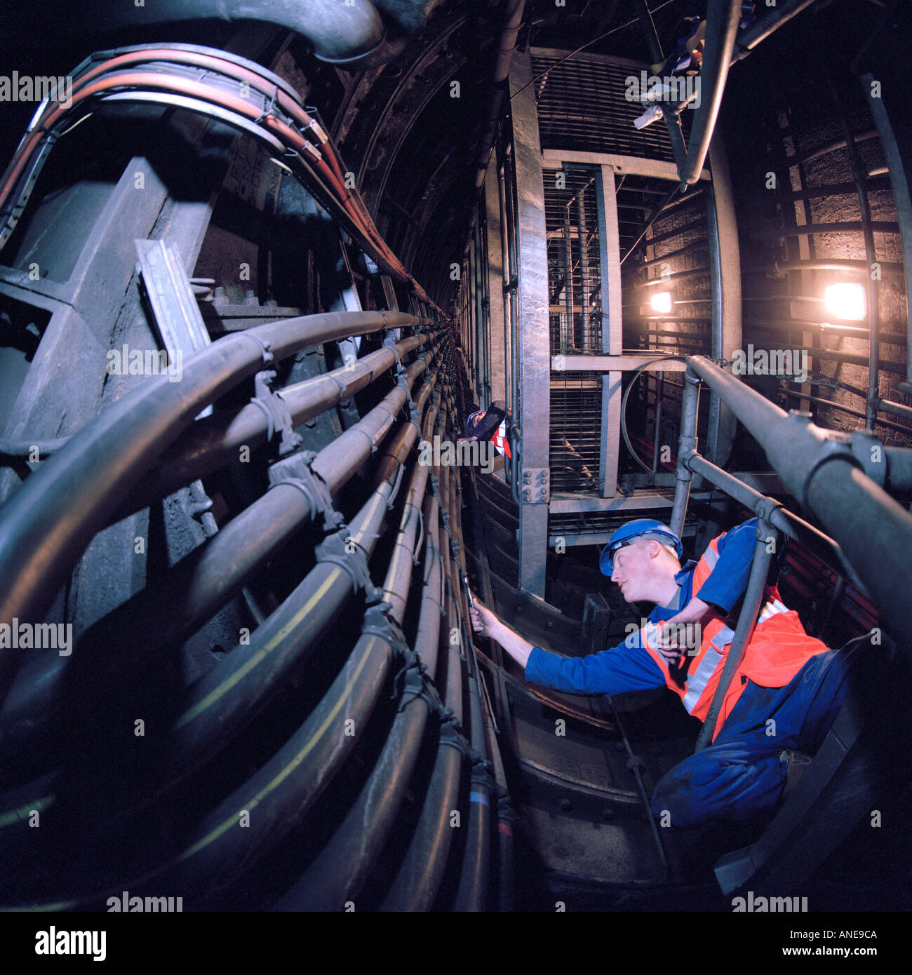 Electriciens l'exécution de travaux de maintenance sur les câbles d'alimentation du réseau du métro de Londres Banque D'Images