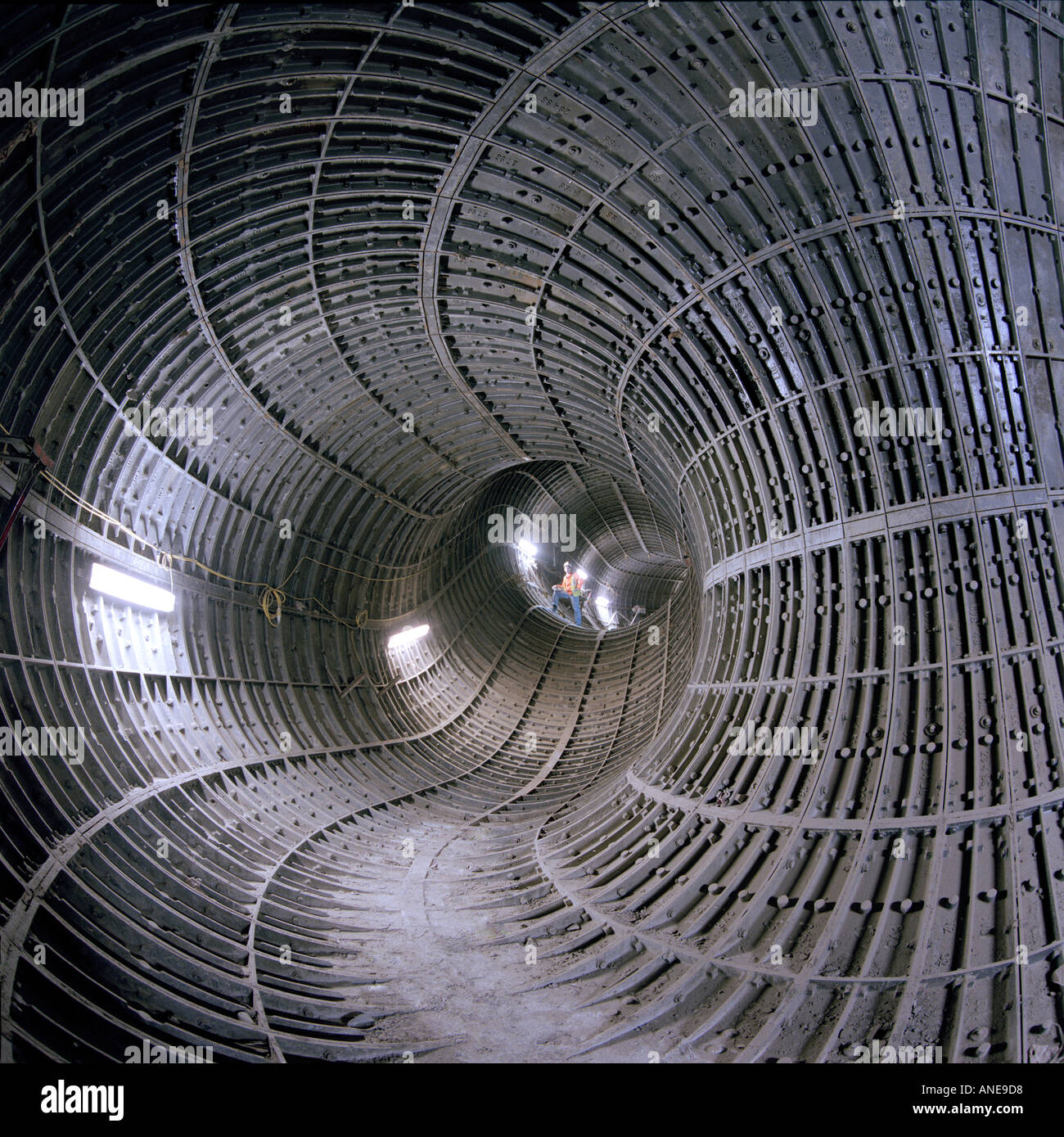 Segments en fonte revêtement du tunnel forment un modèle fascinant dans le puits de ventilation sur le réseau du métro de Londres Banque D'Images