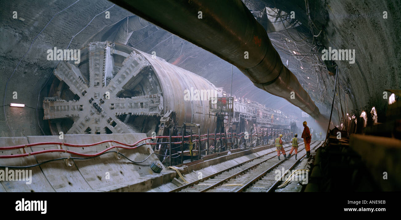 Channel Tunnel 8.36m de diamètre Rail Sud boring machine passe à travers la grande guerre sous-UK crossover sur son voyage en France Banque D'Images