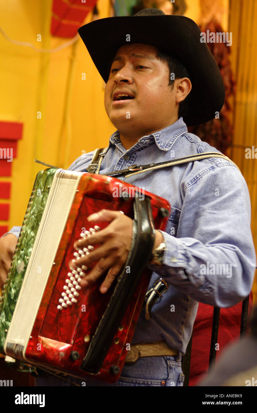 Vivre la musique mexicaine dans un burrito Shop dans la Mission, San Francisco, Californie Banque D'Images