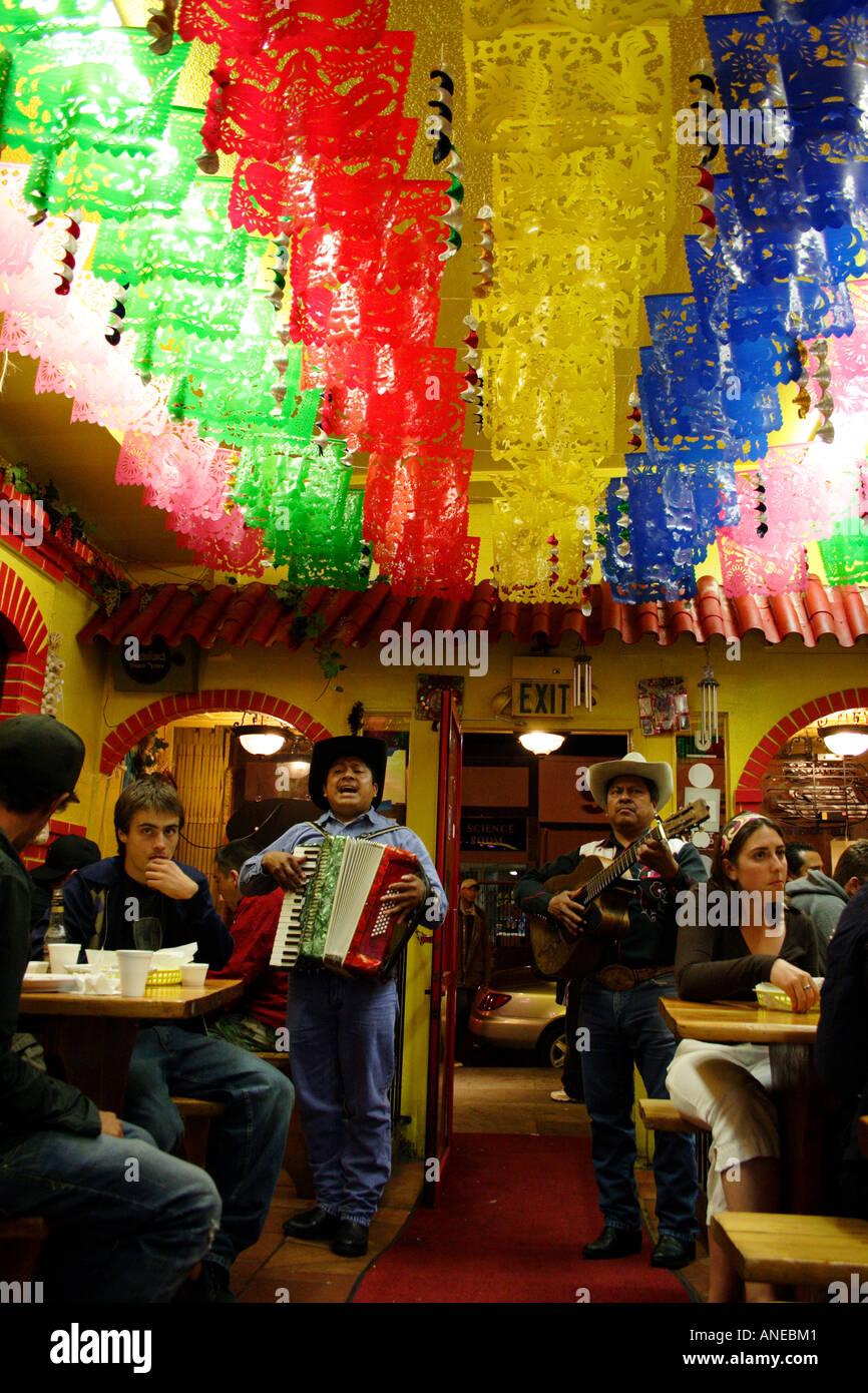 Vivre la musique mexicaine dans un burrito Shop dans la Mission, San Francisco, Californie Banque D'Images
