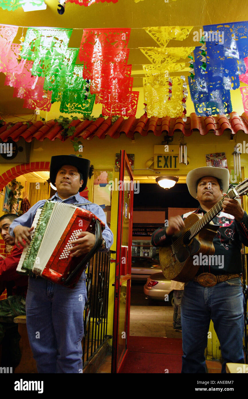 Vivre la musique mexicaine dans un burrito Shop dans la Mission, San Francisco, Californie Banque D'Images