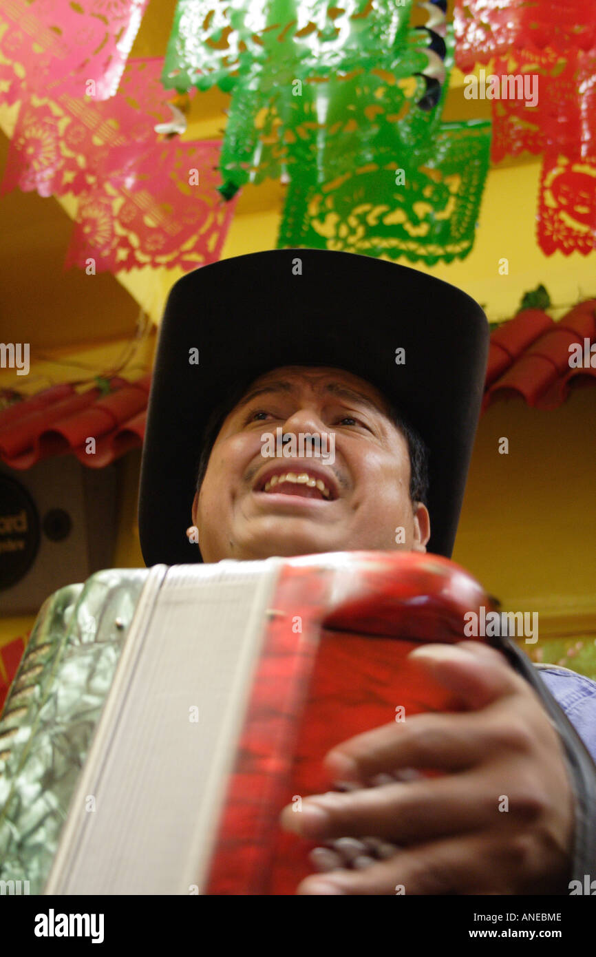 Vivre la musique mexicaine dans un burrito Shop dans la Mission, San Francisco, Californie Banque D'Images