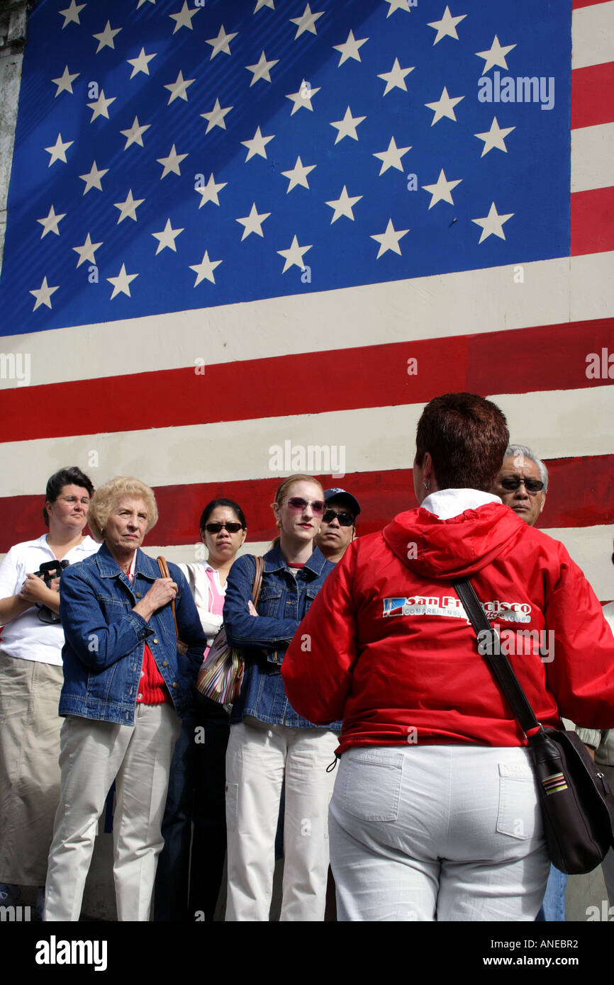 Un Enthnically Tour Divers Groupe en face d'un énorme drapeau américain, San Francisco, Californie Banque D'Images