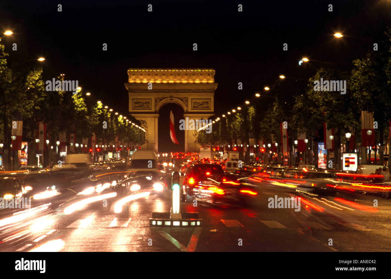 'Champs Elysees Paris' dans la nuit à l'heure de pointe. Banque D'Images