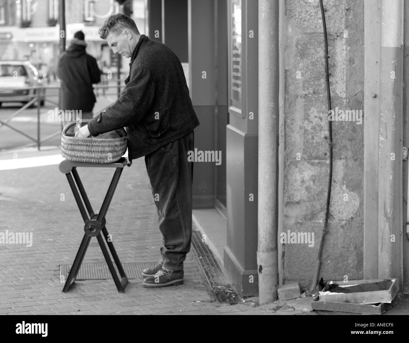 Vendeur de rue qui vendent des marchandises à partir d'un panier en osier dans la France provinciale Banque D'Images