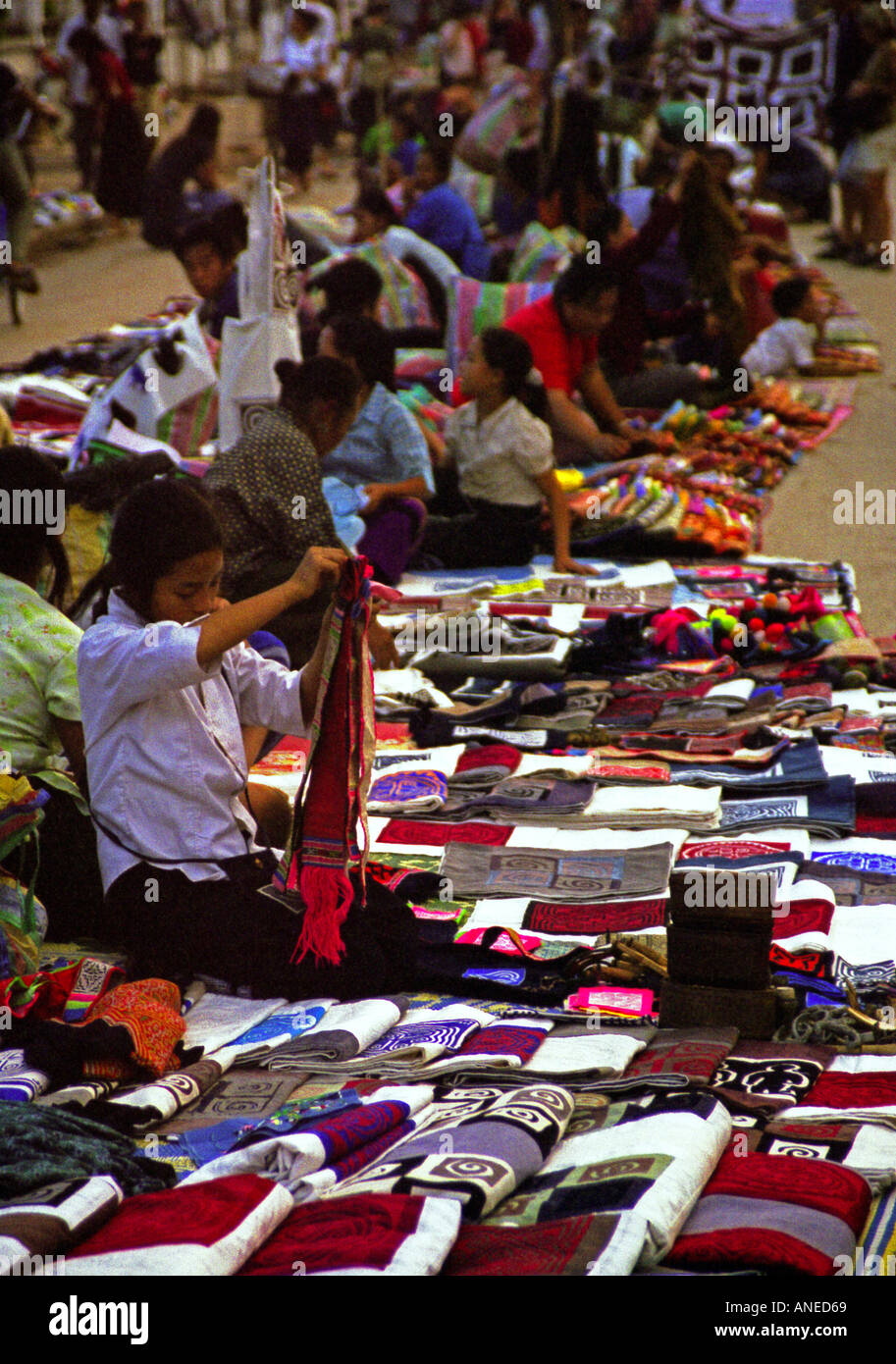 Vue panoramique de Talat Dala occupé d'animation colorée de la rue du marché et la vente des femmes châles Luang Prabang Laos Asie du sud-est Banque D'Images