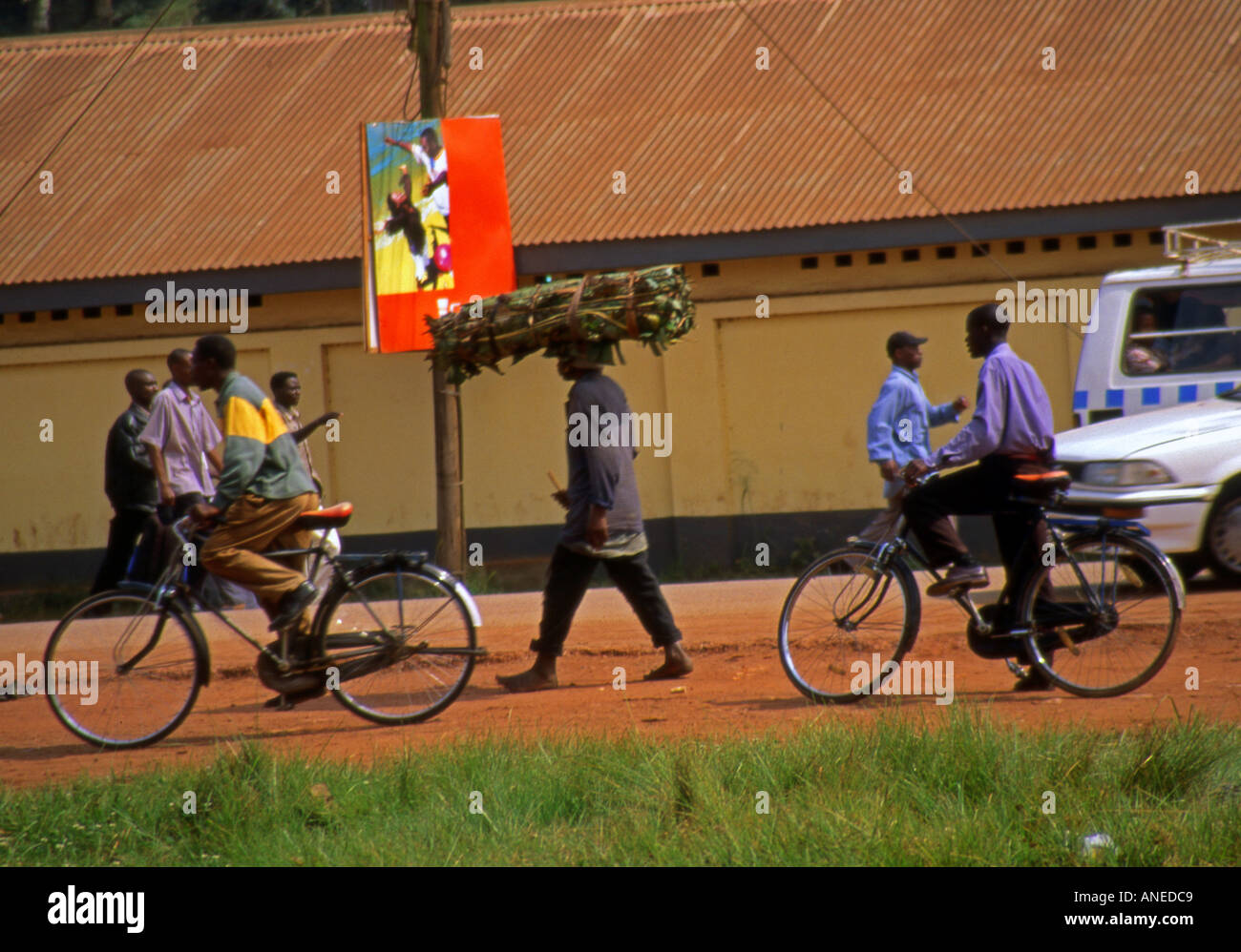 Venez voir les hommes homme gens de la bicyclette de banlieue transport de marchandises head près de border le Rwanda carrefour occupé l'Afrique de l'Est Ouganda Kabale Banque D'Images