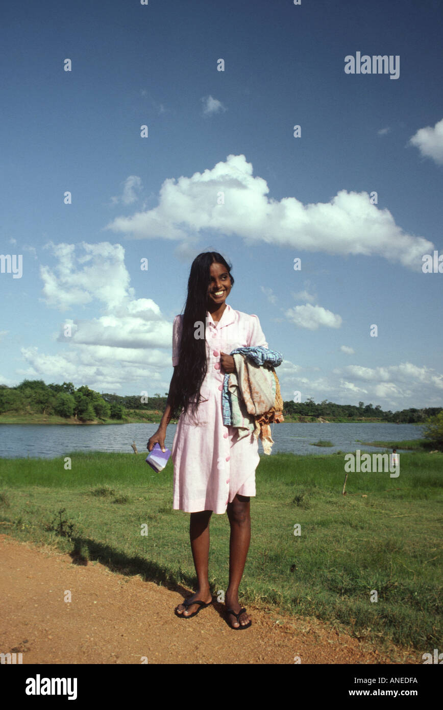 Sri Lanka jeune femme avec lave-lac derrière Banque D'Images