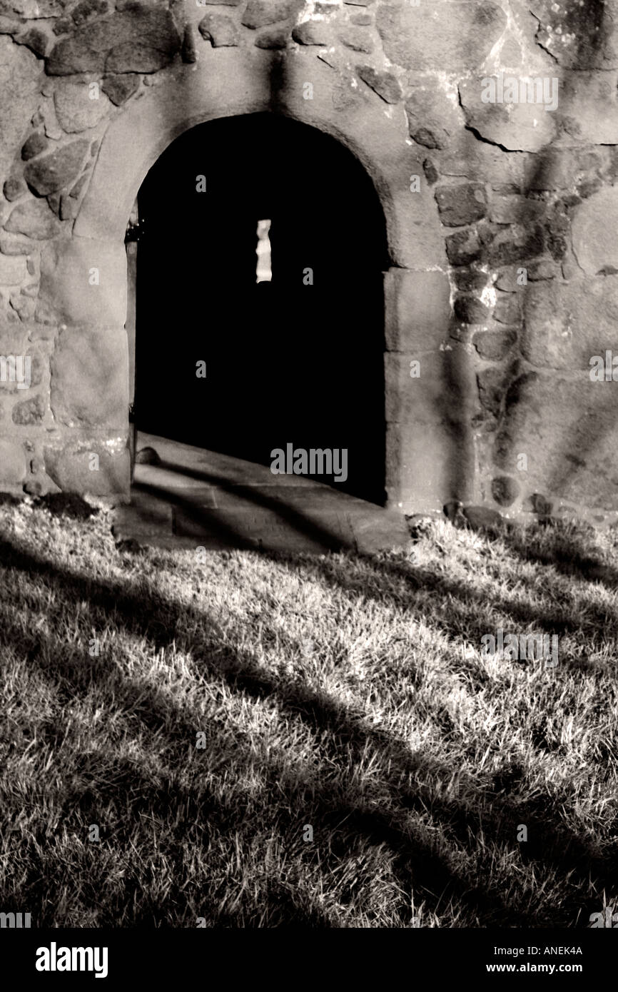 Porte de château avec les ombres sur le mur et le monochrome herbe soft focus Banque D'Images
