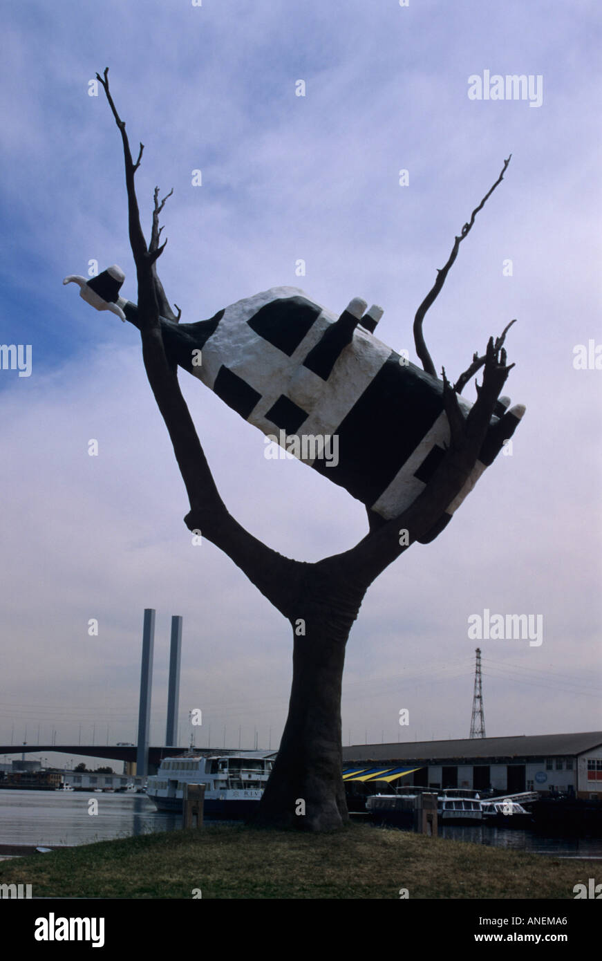 Jusqu'à la vache 'un arbre' Sculpture, Footscray Road, Docklands, Melbourne, Victoria, Australie. Banque D'Images