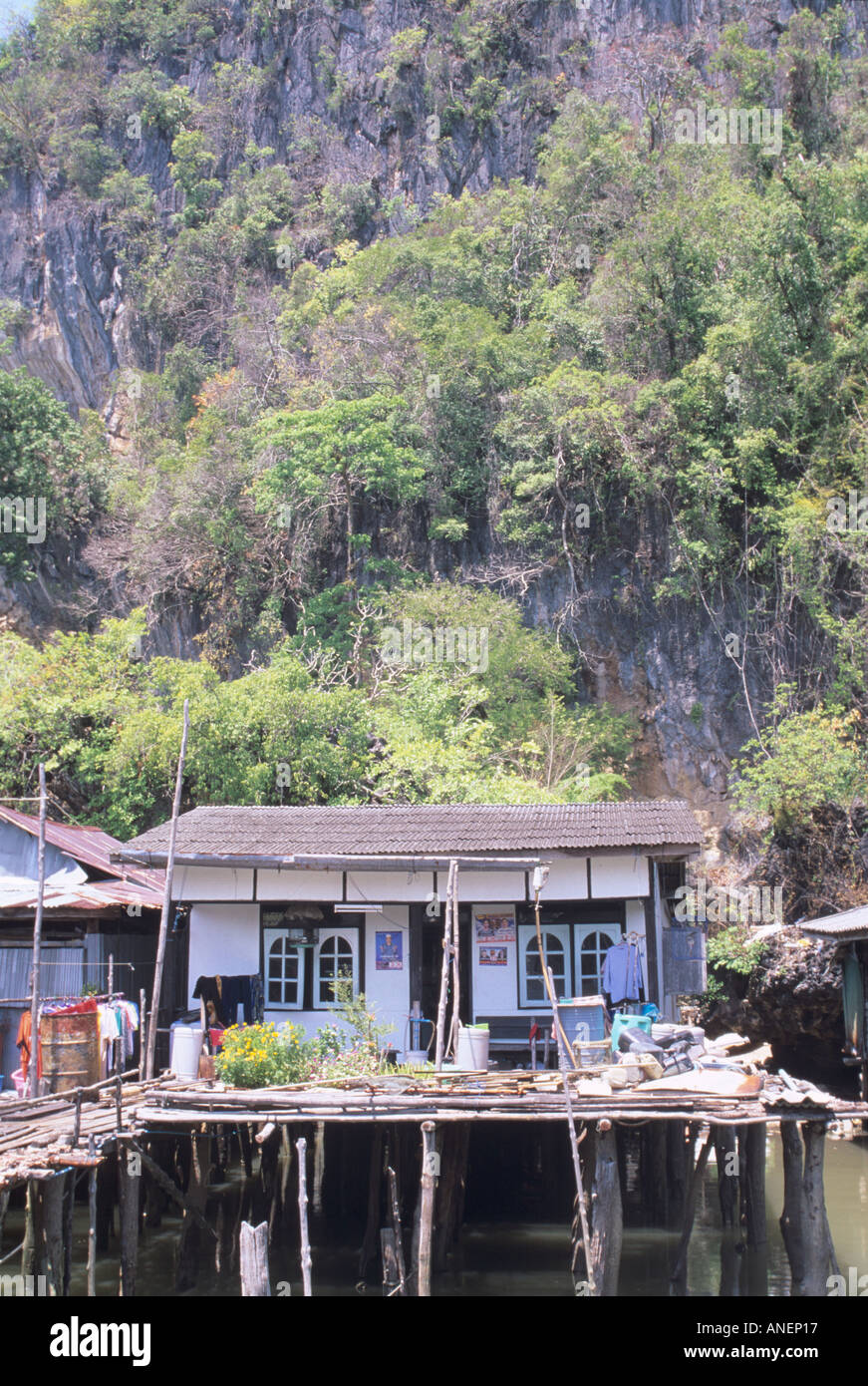 Maison sur pilotis, musulmane, village de pêcheurs de l'Île de Ko Panyi, près de Krabi, dans le Sud, Thaïlande. Banque D'Images