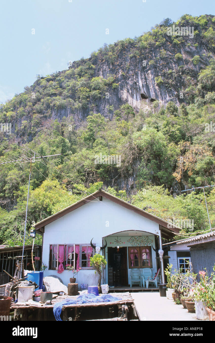 Maison sur pilotis, musulmane, village de pêcheurs de l'Île de Ko Panyi, près de Krabi, dans le Sud, Thaïlande. Banque D'Images