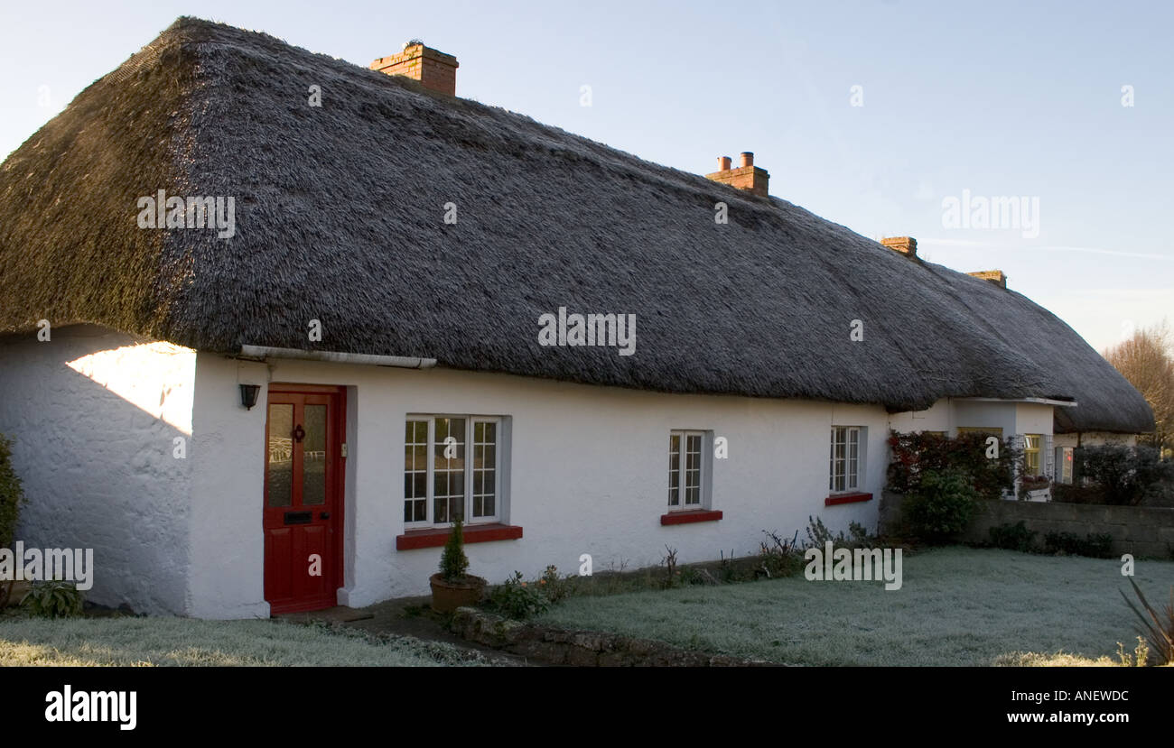 Chalet Clos Blanc de chaume. L'Adare, dans le comté de Limerick, Irlande. Banque D'Images