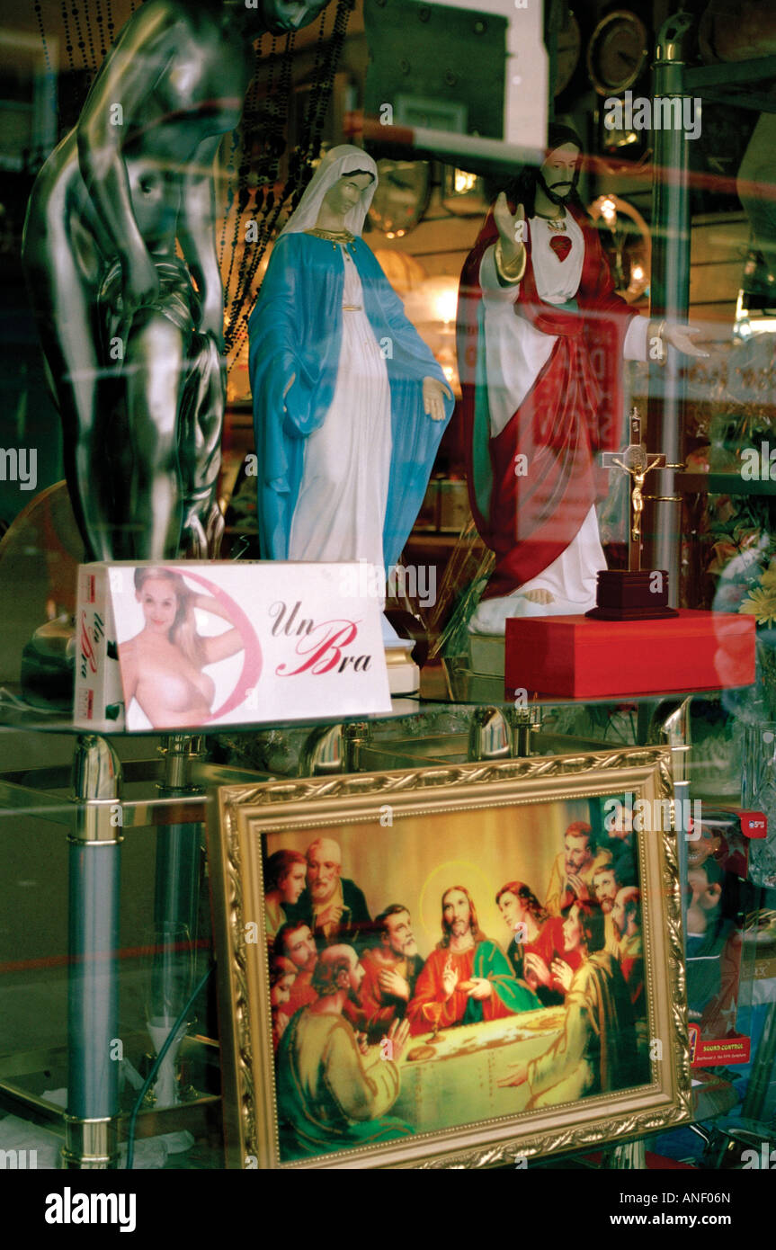 L'imagerie religieuse dans une vitrine afficher près de Holloway à Londres Banque D'Images