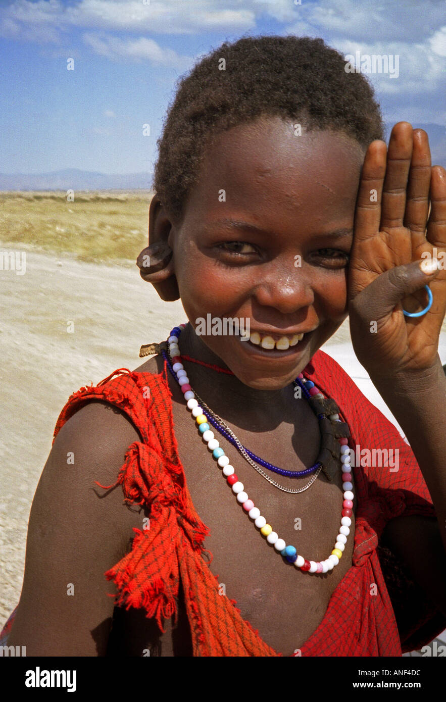 Smiling boy décoré de perles colorées travail peuple masai Masai Mara National Reserve d'Ewaso Ngiro sud du Kenya Afrique de l'Est Banque D'Images