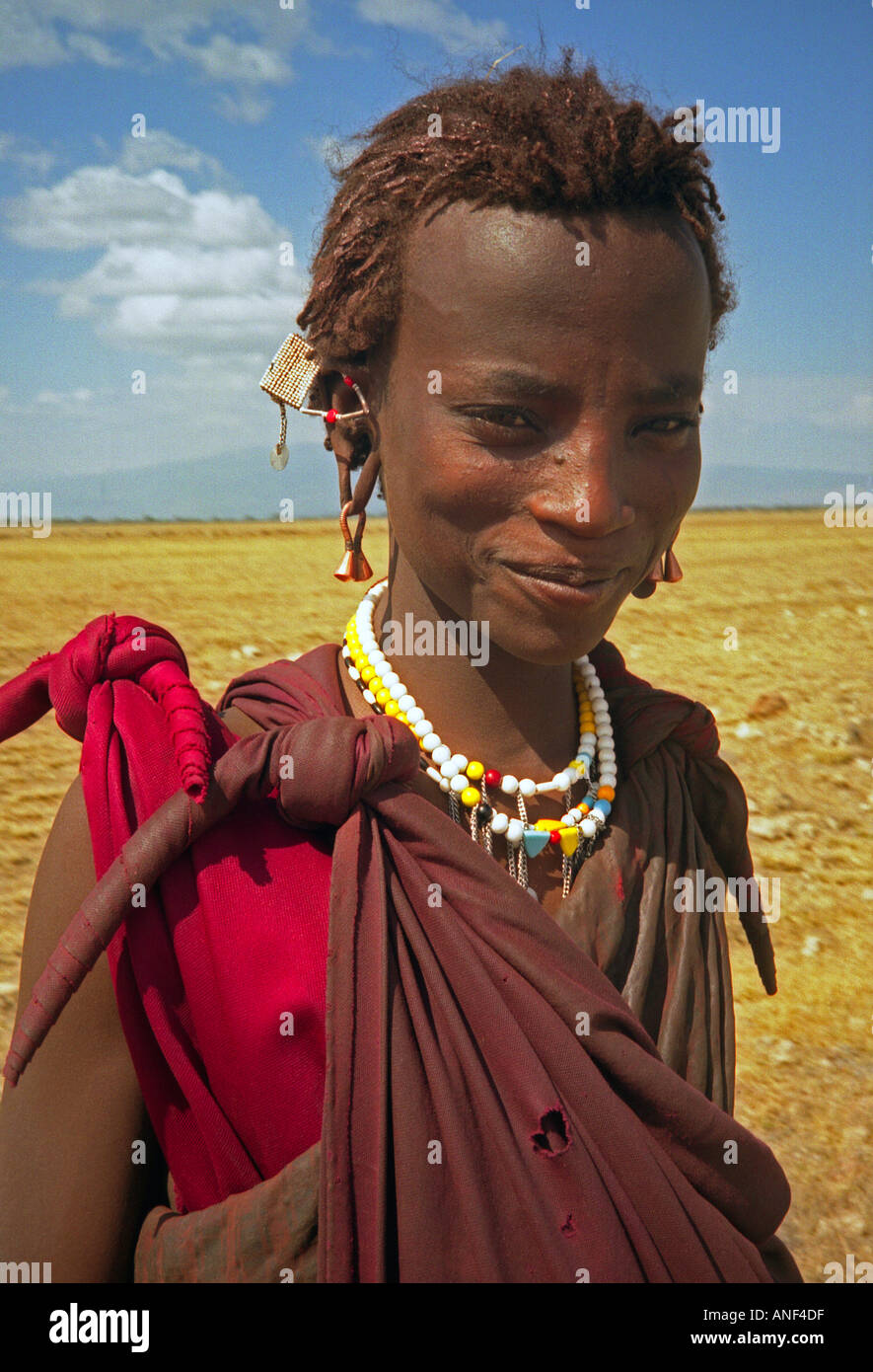 Décorées de perles colorées de l'Adolescent travaux peuple masai Masai Mara National Reserve d'Ewaso Ngiro sud du Kenya Afrique de l'Est Banque D'Images