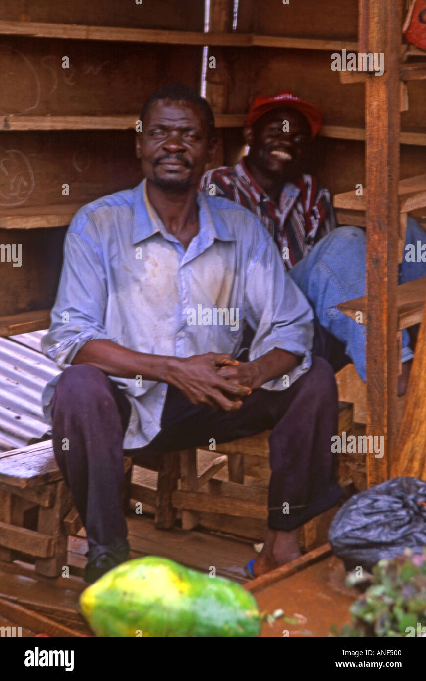 Paire de colporteur Africain noir hommes posant fièrement à l'intérieur de leur décrochage en bois mobile Dar es Salaam Tanzanie Afrique de l'Est Banque D'Images