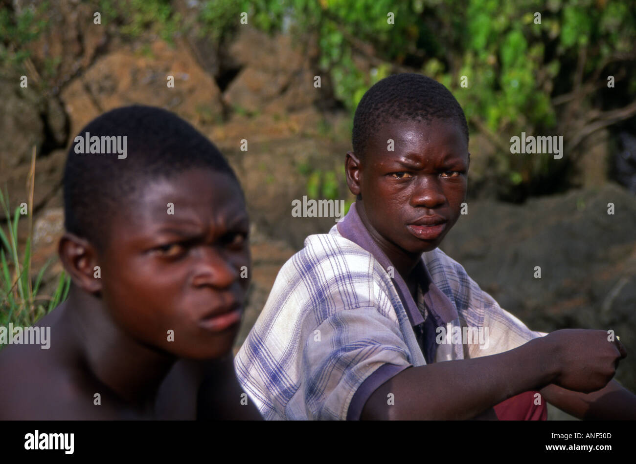 Portrait de paire de jeunes hommes noirs en mangeant des fruits par les chutes de Bujagali Nil Victoria Province Afrique de l'Est Ouganda Jinja Banque D'Images