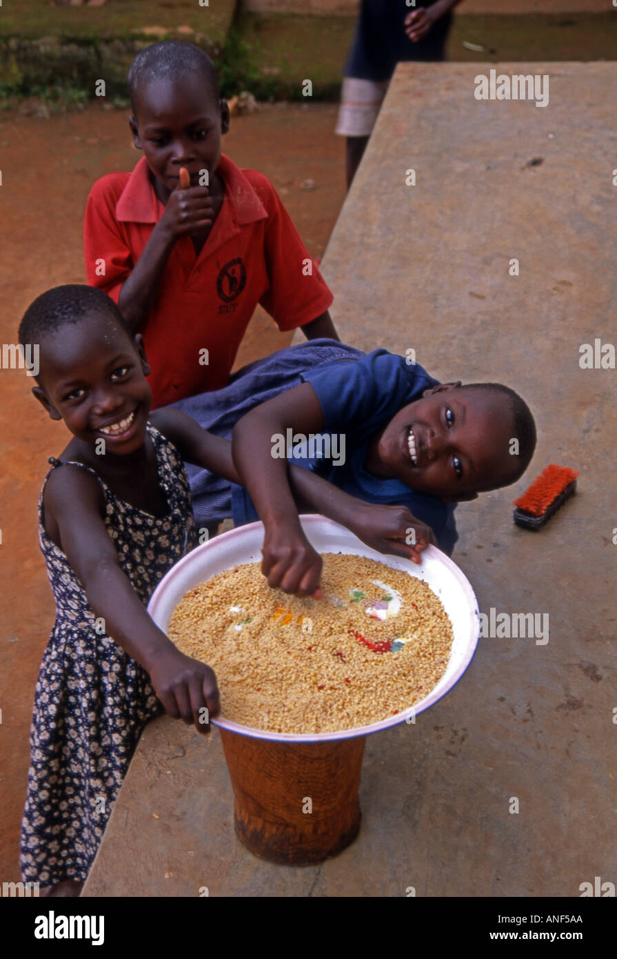 Portrait garçon fille frère sœur jouer jeu act outdoor plaque métallique blé sourire heureux regarder poser Kampala Ouganda Afrique de l'Est Banque D'Images