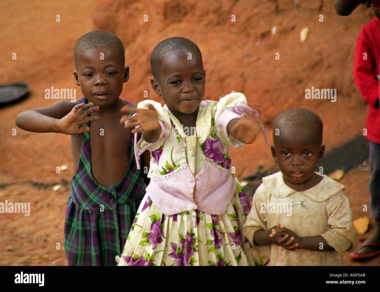 Portrait garçon fille frère sœur jouer jeu piscine vague salut timide sourire mains heureux regarder poser Kampala Ouganda Afrique de l'Est Banque D'Images