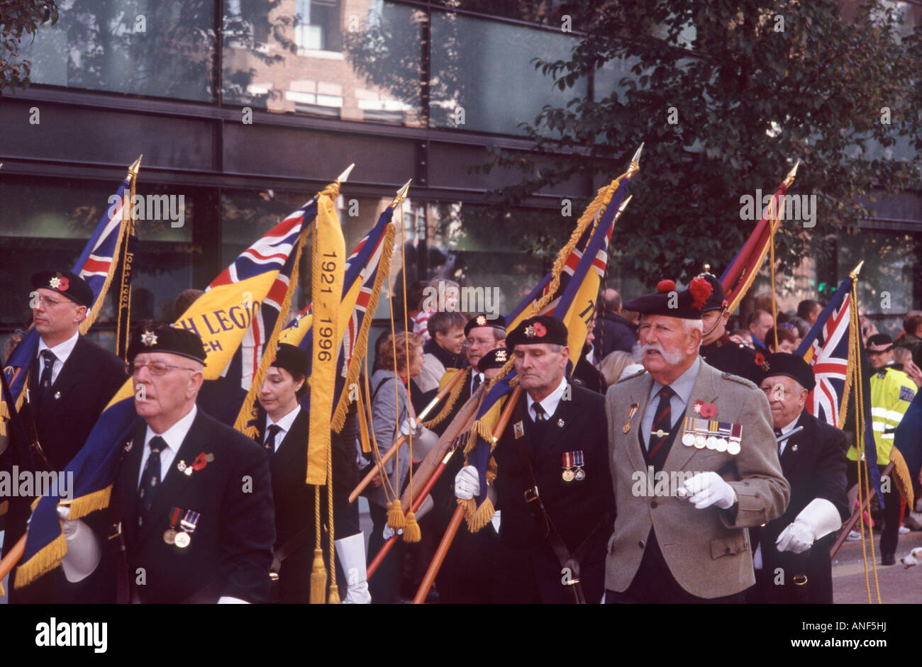 Les anciens combattants de guerre avec des médailles et coquelicots de Royal British Legion marchant avec drapeaux au Lord Maire Show, City of London, England Banque D'Images