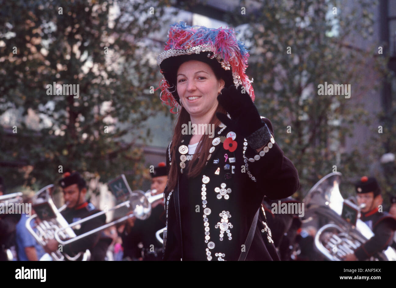 Souriante jeune reine nacré brillant traditionnel en veste bouton et plumes parées hat, Lord Mayor's Show, Ville de London Banque D'Images