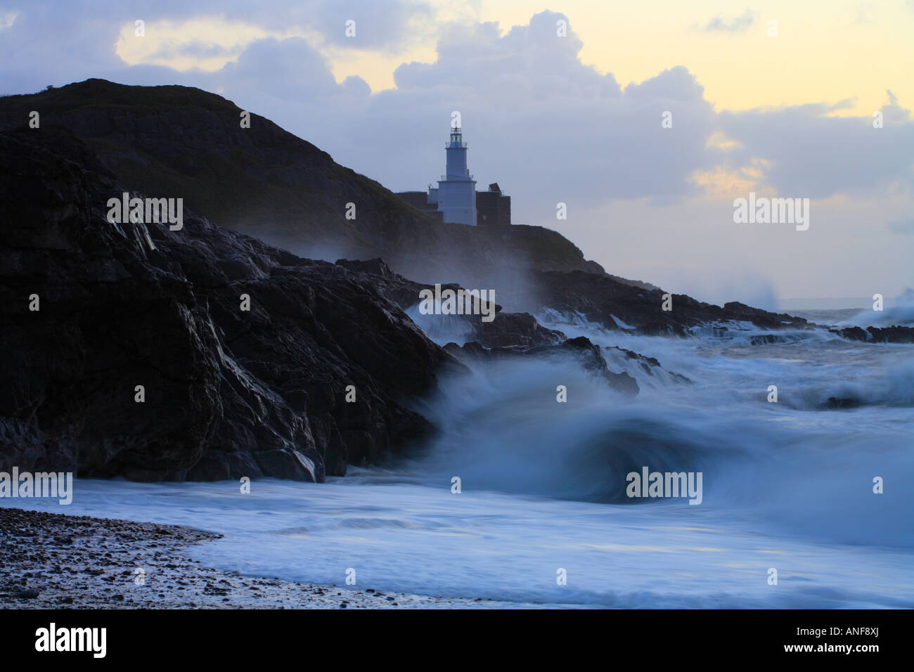 Umbles" de "phare Bracelet Bay, la péninsule de Gower, grande vague se brisant sur la plage. Banque D'Images