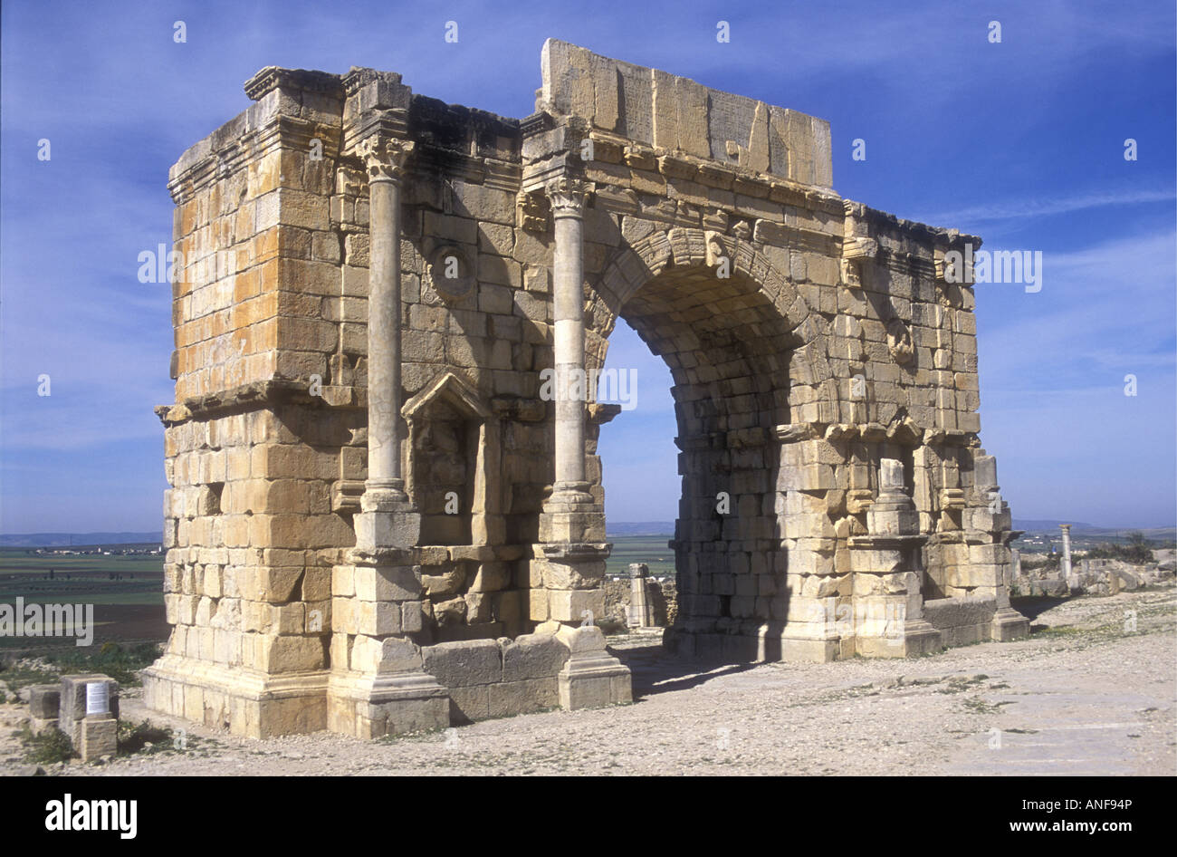 Arc de Triomphe construit en l'an 217 en l'honneur de l'empereur Caracalla dans les ruines romaines de Volubilis Maroc Afrique du Nord Banque D'Images