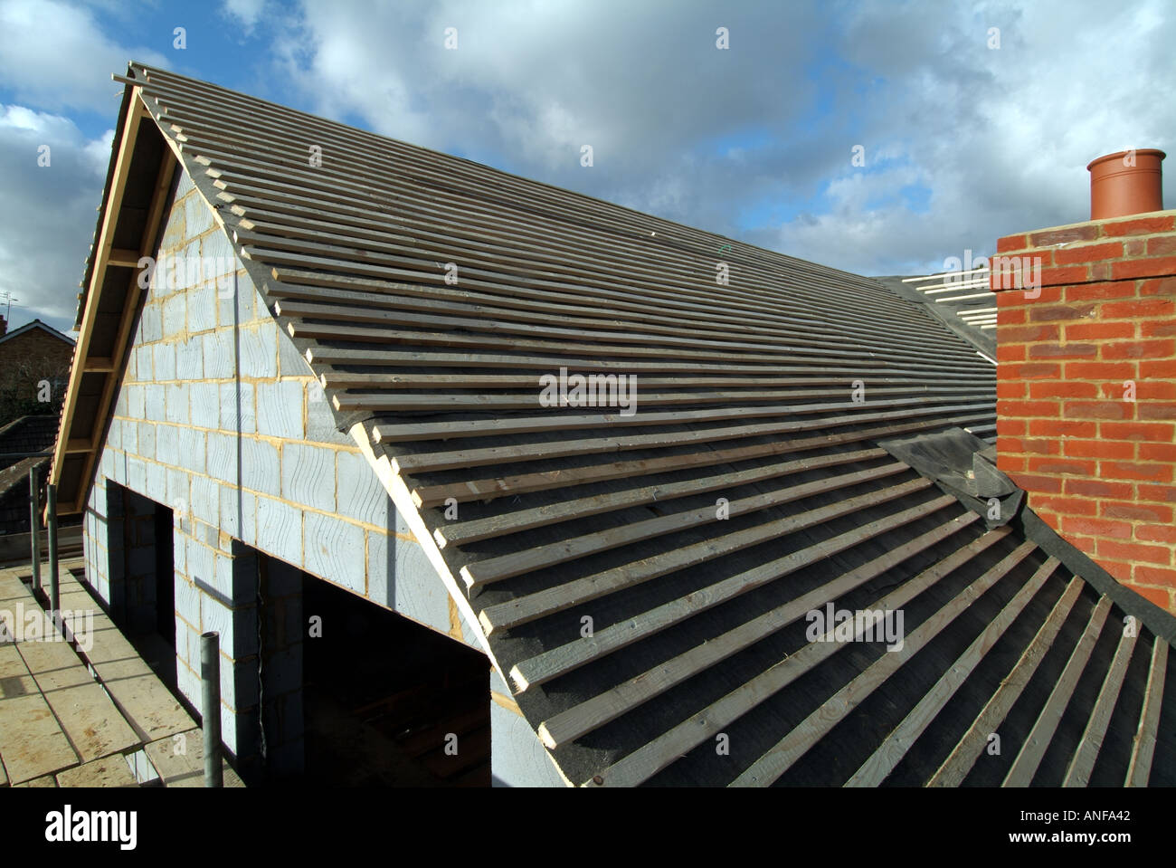 Maison individuelle en construction, y compris les travaux de toiture, charpente et mur pignon préparation générale pour lisse 600x600 Banque D'Images