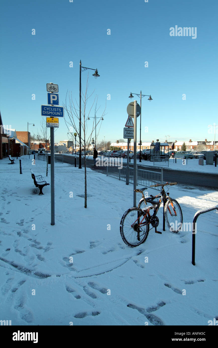 Centre Ville parking le cycle de chute de neige tôt le matin avec des