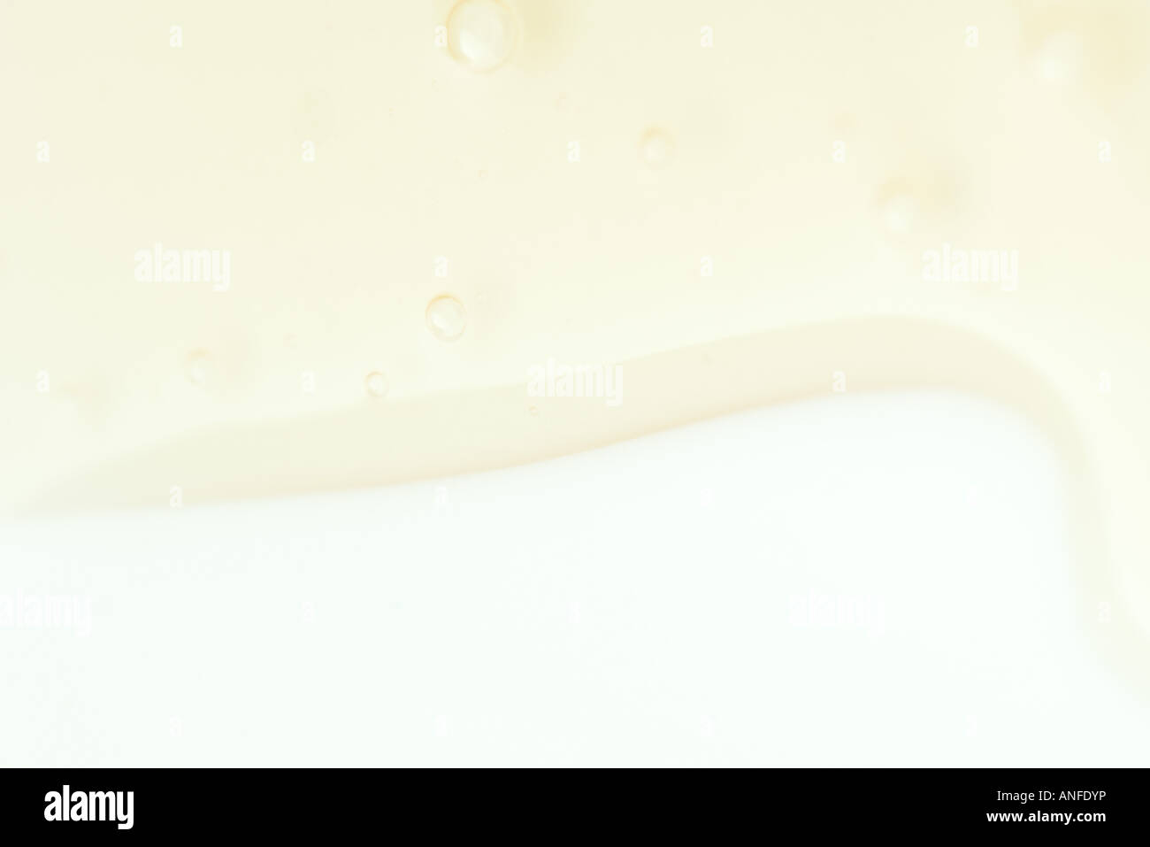 Bulles dans un liquide jaune, extreme close-up Banque D'Images