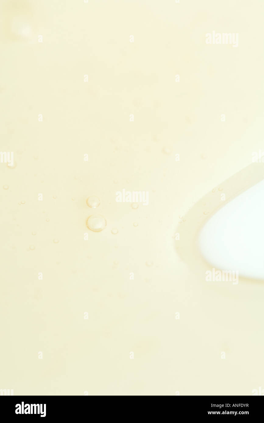 Bulles dans un liquide jaune, extreme close-up Banque D'Images