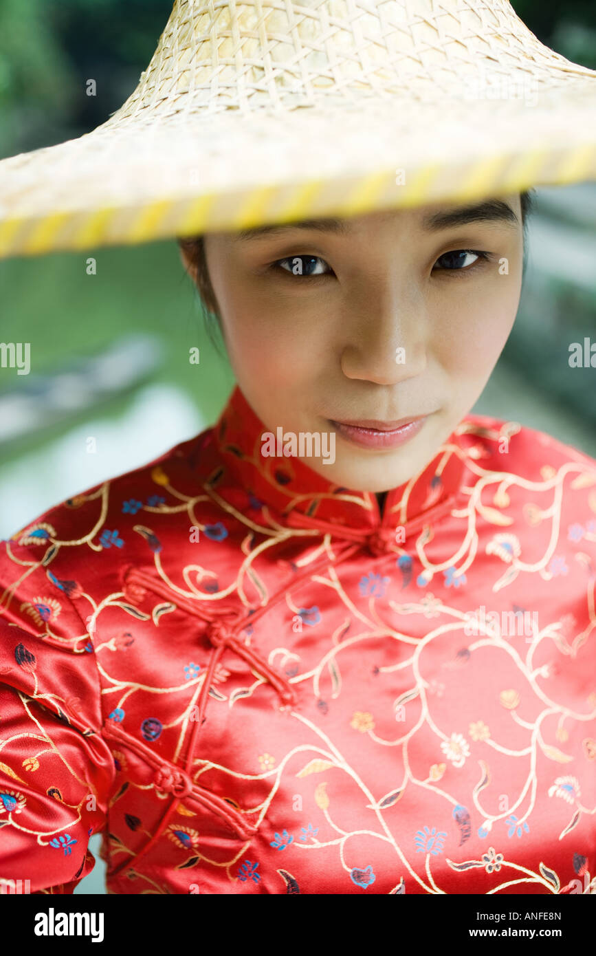 Jeune femme portant des vêtements chinois traditionnels et hat, portrait  Photo Stock - Alamy