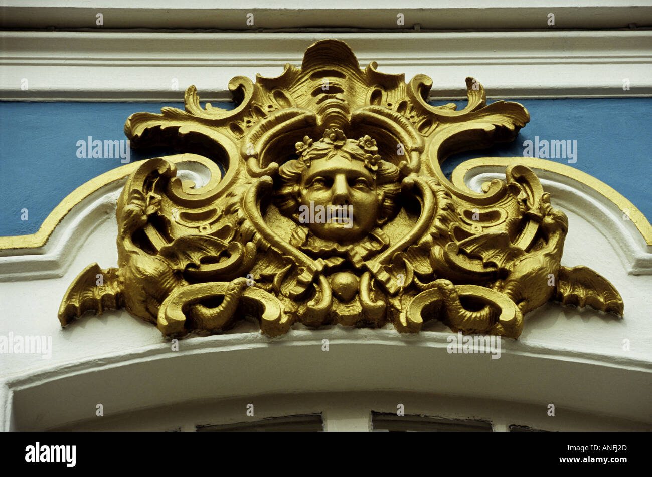 Close up de détail face à la fenêtre ci-dessus St Catherines Palace, palais Pouchkine, Tsarskoe Selo, Saint-Pétersbourg, Russie Banque D'Images