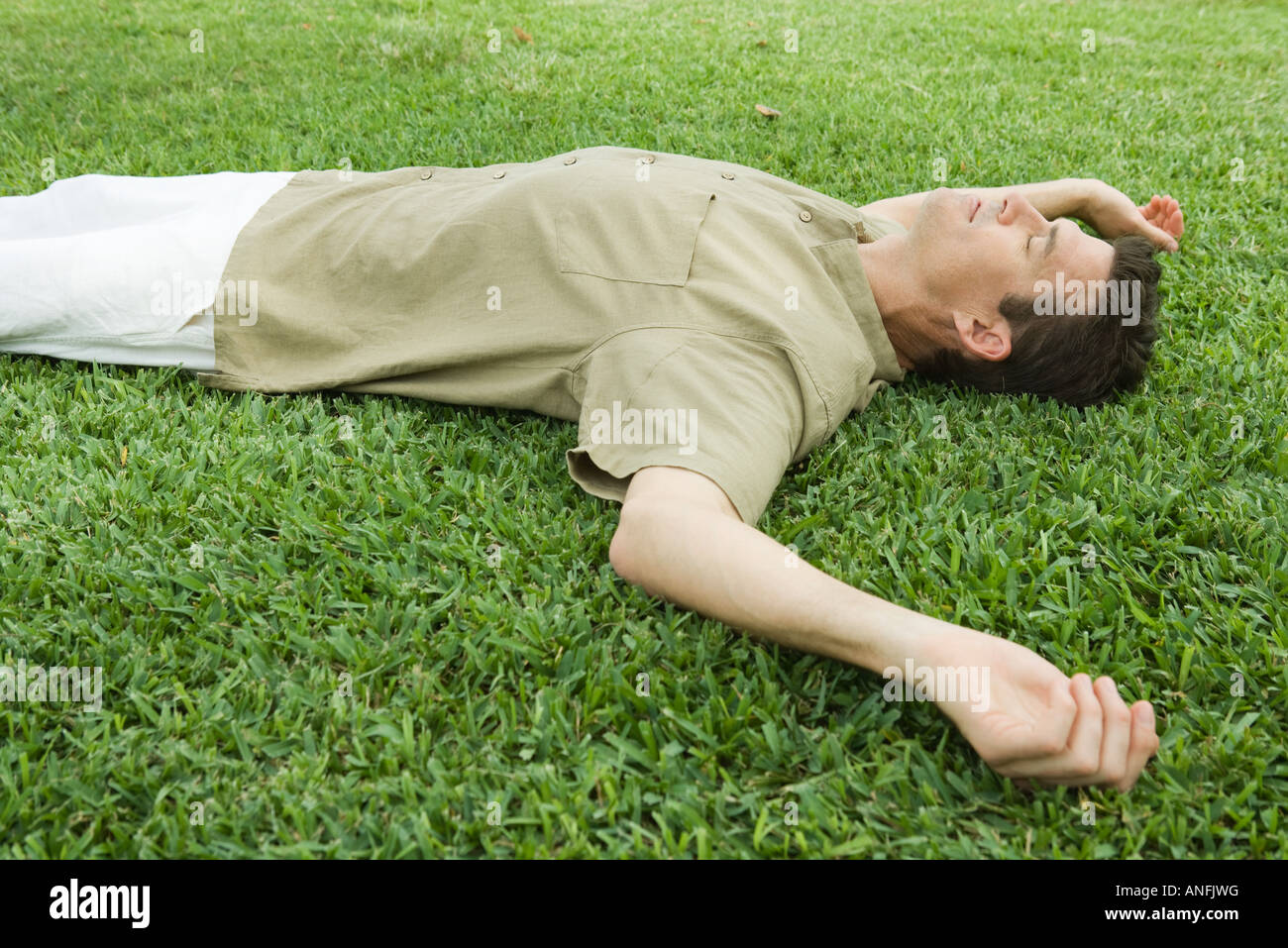 Man lying on grass Banque D'Images