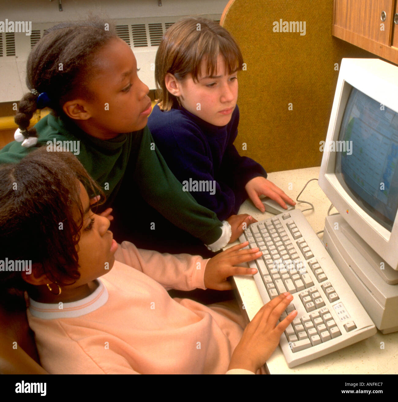 Les élèves de 12 ans travaillant sur ordinateur au programme après l'école. St Paul Minnesota USA Banque D'Images