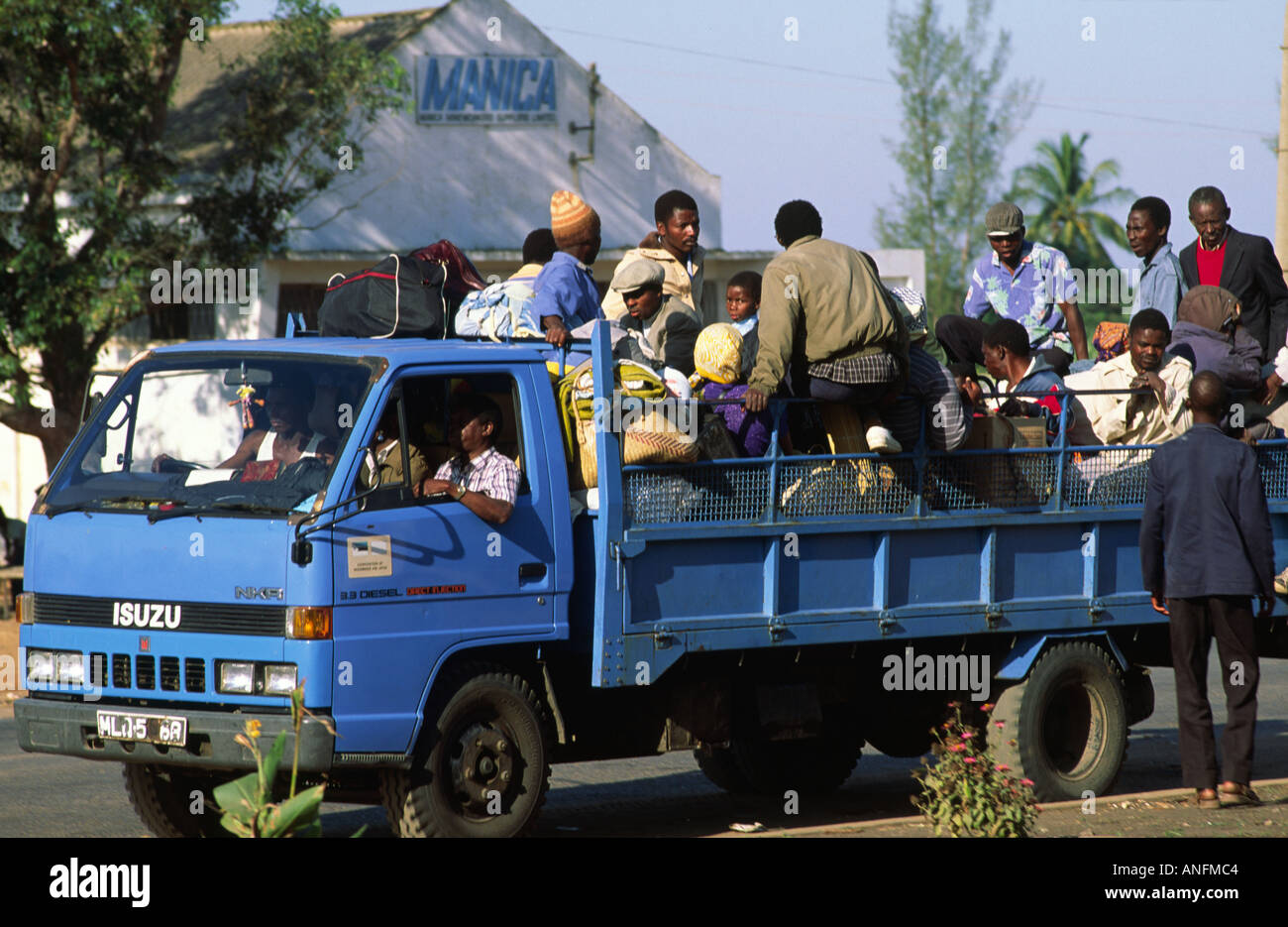 Camion utilisé comme un véhicule de transport public. Mozambique Banque D'Images