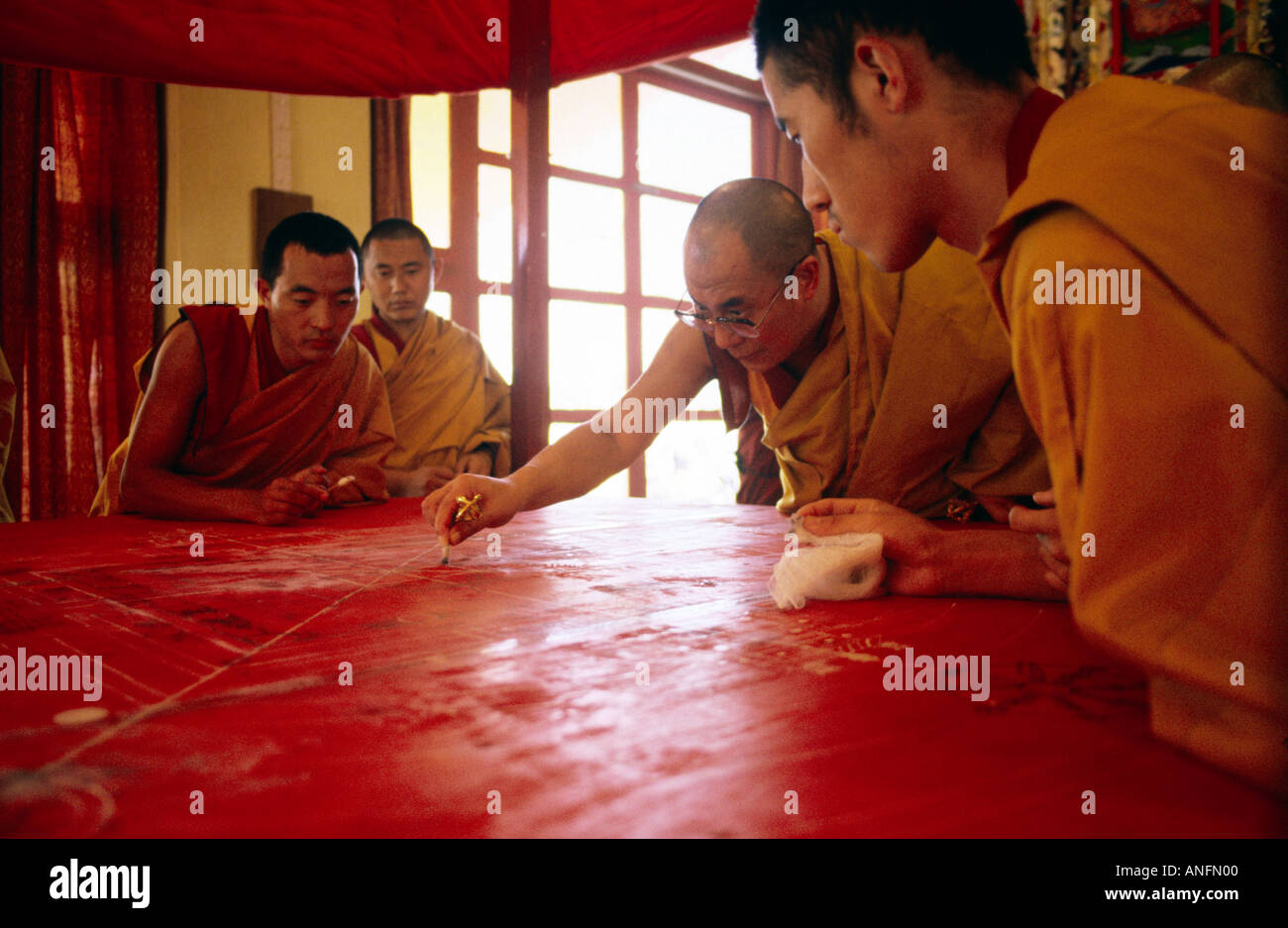 S.s. Dalaï Lama préparer le rituel mandala de sable avec des moines au cours d'une initiation de Kalachakra Festival à Bodh Gaya, Bihar, Inde Banque D'Images