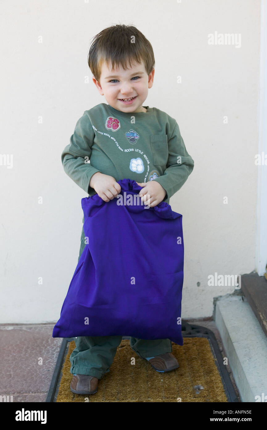 Enfant prêt pour son premier jour à l'école maternelle Banque D'Images