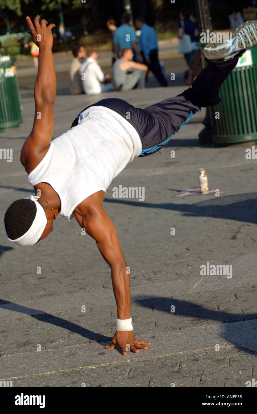 Breakdancer doing handstand, Union Square, New York, NYC Banque D'Images